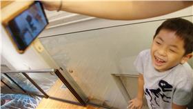 孩子放假宅在家狂低頭？當心惡視力上身
