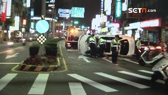 抽筋誤踩油門...自撞分隔島毀名車