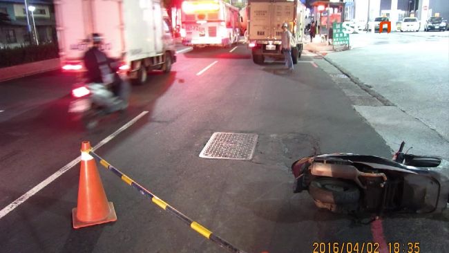 連切兩車道趕加油　機車騎士慘遭撞傷