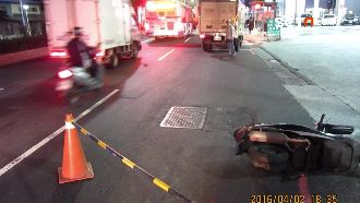 連切兩車道趕加油　機車騎士慘遭撞傷