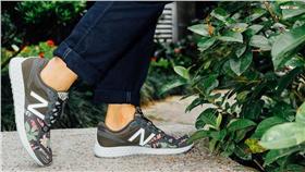 ▲復古革新午夜花叢鞋尖綻放　忽晴忽雨腳踩這雙沒在怕。（圖／品牌）