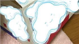 ▲包裹被貼滿郵票。（圖／翻攝自みんく@moemoekohu） https://twitter.com/moemoekohu