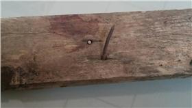 潘男遭人用鐵釘插頭部（翻攝畫面）