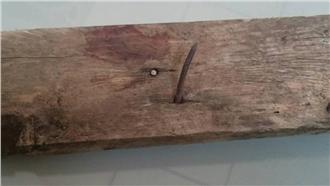 越勞酒後變葉問　一打十反遭鐵釘插頭