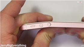 ▲iPhone SE暴力評測　火烤、刀刮、手折彎。（圖／翻攝YouTube）