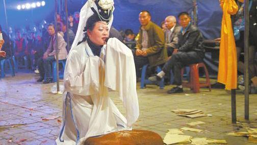 險哭瞎！女「哭喪」喉嚨沙啞才賺6百