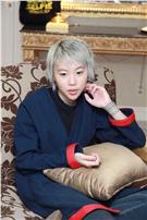 王菲和前夫竇唯所生的女兒竇靖童，今在台舉行首張英文創作專輯《Stone Cafe》記者會。（圖／攝影邱榮吉）