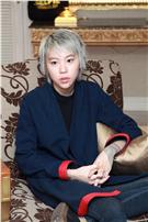 王菲和前夫竇唯所生的女兒竇靖童，今在台舉行首張英文創作專輯《Stone Cafe》記者會。（圖／攝影邱榮吉）