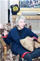 王菲和前夫竇唯所生的女兒竇靖童，今在台舉行首張英文創作專輯《Stone Cafe》記者會。（圖／攝影邱榮吉）