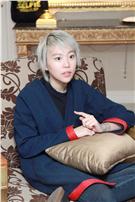 王菲和前夫竇唯所生的女兒竇靖童，今在台舉行首張英文創作專輯《Stone Cafe》記者會。（圖／攝影邱榮吉）