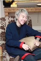 王菲和前夫竇唯所生的女兒竇靖童，今在台舉行首張英文創作專輯《Stone Cafe》記者會。（圖／攝影邱榮吉）