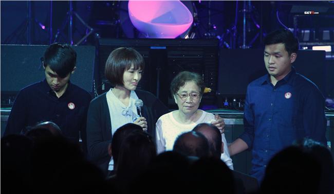 劉天健的媽媽、老婆、兒子帶著悲傷的心情向大家致謝。（圖/攝影邱榮吉）