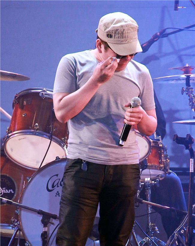 音樂人劉天健音樂追思會，趙傳演唱「給所有知道我名字的人」，邊唱邊落淚。（圖/攝影邱榮吉）