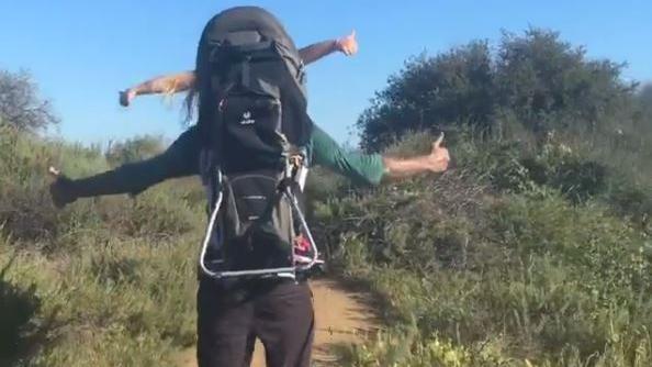 貝克漢背愛女登山　連哈珀都說「讚」