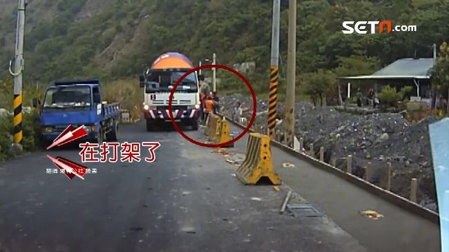 水泥灌漿車擋路　駕駛、工人爆發衝突