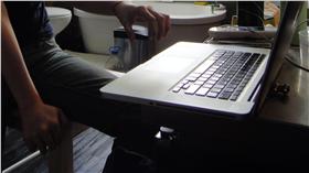 用電腦
https://www.flickr.com/photos/hipposdontbite/7933014174/in/photolist-9Lypcu-5A8Kpt-kCSE-nwLaCD-5tyKQK-cGkjho-7Egacc-d61LJs-5PbFko-eHDrAD-7LjSQr-wDSkS-6E1cTn-2wWc4i-5XAsPP-3hrRJ-3RJiXW-4WGkv-Ympy3-aYuoUZ-7GmbQw-555TKY-7ZGTVN-ay39fx-9GgFtp-EV28sH-4tkfSZ-axpqyA-5uAqru-7s27ut-4SkRQH-NocYs-4bp6dw-6WiUHu-6MkyWY-upEfkS