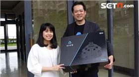 HTC今（5）日宣布Vive全球正式出貨，為感謝消費者的支持與預購，HTC特別派員親自將Vive送至全台首位預購的消費者林日璇府上。
