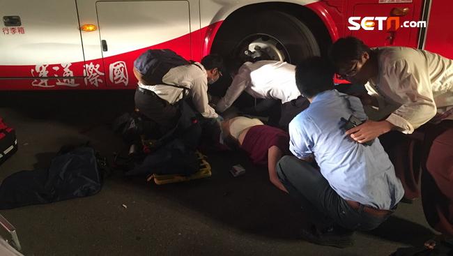 遊覽車倒車車禍　一名女性受困車底