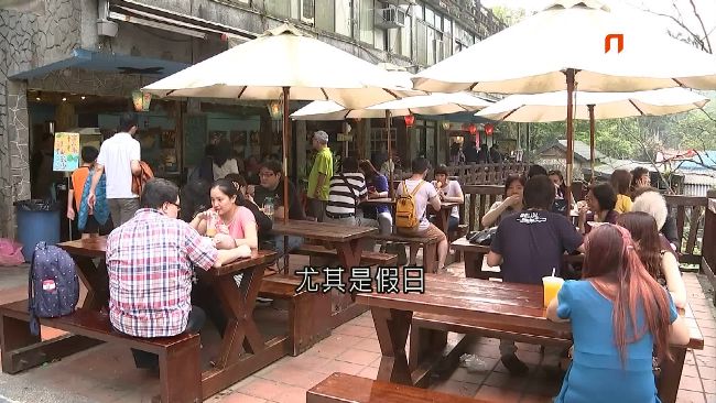 違法擺攤佔十分瀑布　合法店家遭排擠