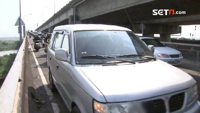 導航變迷航　轎車擠慢車道害大塞車