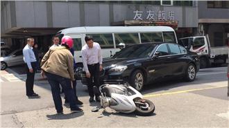 蔡正元開車遭撞　騎士倒地暫無大礙