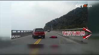 又是假車禍？紅衣女子穿越馬路假摔