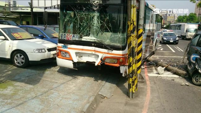 公車司機誤踩油門　暴衝撞倒等車民眾