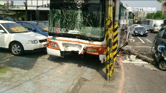 公車司機誤踩油門　暴衝撞倒等車民眾