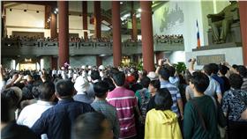 陸客
https://www.flickr.com/photos/k835136/7133952929/in/photolist-ohowuM-axSBNx-9NXraN-81Ns3S-81KaM4-mvz3en-cMEyom-6ujgBw-axYvQe-ae9717-fJCpdB-81KasZ-bSpnEr-546nKS-mvyv1n-8e1nXi-mvzam8-7sAidr-bMkk5r-4Zxi9g-8Hw5b7-qsm2Fd