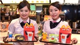 ▲麥當勞攜手阿寶老皮探險四月　漢堡王黑醬迎戰。（圖／業者）