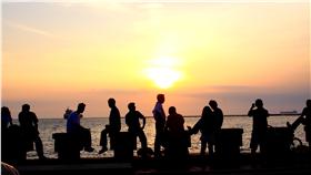 陸客
https://www.flickr.com/photos/yrandy/4602920081/in/photolist-ohowuM-axSBNx-4Zxi9g-9NXraN-81Ns3S-81KaM4-mvz3en-cMEyom-6ujgBw-axYvQe-ae9717-fJCpdB-81KasZ-bSpnEr-546nKS-mvyv1n-8e1nXi-mvzam8-7sAidr-bMkk5r-8Hw5b7-qsm2Fd