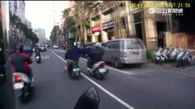 騎車被巴頭！？土城出現隨機打人騎士