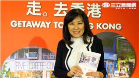 香港旅遊發展局處長徐維妮展示全新香港旅遊別冊「走。去香港」