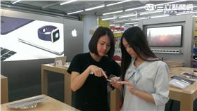 4吋蘋果手機iPhone SE今（7）日開賣，通路業者燦坤下午指出，64GB版本在開賣不到一小時就已售鑿。