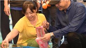 朱立倫,買海鮮／翻攝自朱立倫臉書