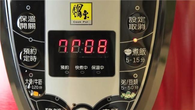快鍋自燃噴黑煙　人妻嚇到丟浴室滅火