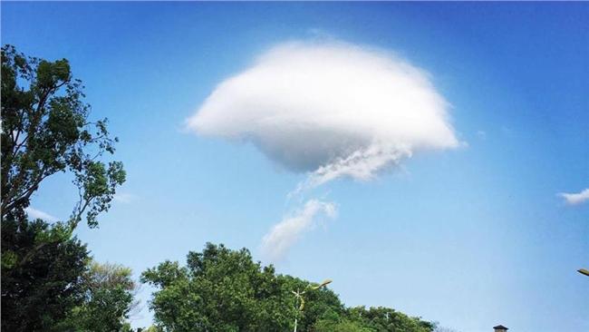 天空現神秘積雲　網友：飛碟防護罩！