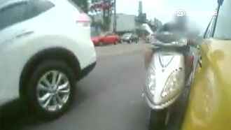 超車不成竟亮槍恐嚇　騎士自摔全身傷