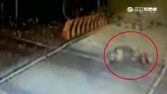 闖平交道撞柵欄　摔車斷鼻險遭火車輾