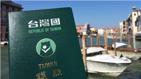 台灣國護照貼紙。（圖／台灣國護照貼紙 Taiwan Passport Sticker臉書）https://www.facebook.com/TaiwanPassportSticker/photos/a.1465809700395466.1073741829.1465796757063427/1516079285368507/?type=3&theater