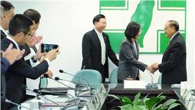 準總統蔡英文在當選前就宣示要推動「新南向政策」，她7日在臉書貼出一張照片表示，鄰近的國家，應該是親近的朋友。