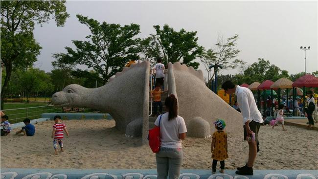 磨石滑梯回來了！大恐龍現身大安公園