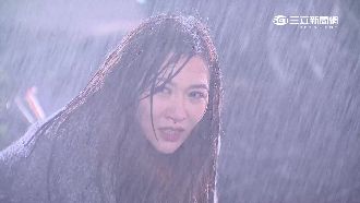 惡女遭到報應了！曾莞婷1秒成落湯雞