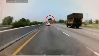 行李箱變血滴子　國道掉落物飛砸後車