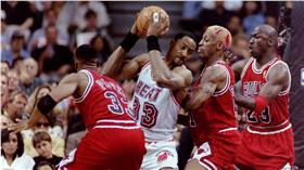 Alonzo Mourning面對Scottie Pippen,Dennis Rodman,Michael Jordan的三人包夾（圖／路透社／達志影像）