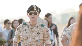 宋仲基劇中的墨鏡大賣。（圖／翻攝自宋仲基 Song Joong Ki臉書）