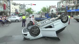 互搶車道遭撞飛　百萬奧迪翻覆冒白煙