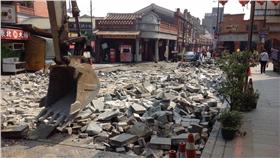 三峽老街石磚與鑄鐵雕版遭拆除／甘樂文創臉書