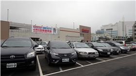 ED
好市多北投店 停車場滿場（1）
好市多北投店9日開幕，上午不到9點停車場已滿場，為
避免排隊等候進場車輛占用道路，實施停車場滿場驅離
措施，違規停等將予以取締。
中央社記者鄭傑文攝 105年4月9日