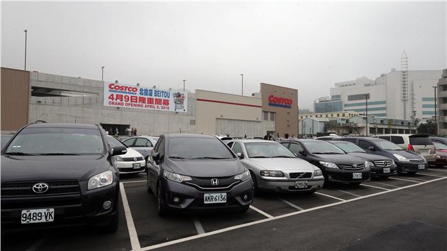 北投好市多人潮湧入　車流尚算順暢